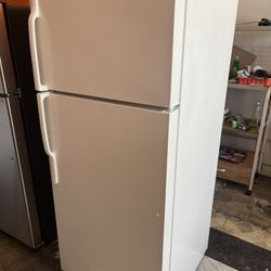 GE 28”X28”x 65” TOP FREEZER REFRIGERATOR 