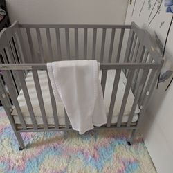 Mini Crib W/Mattress & Mesh Liner