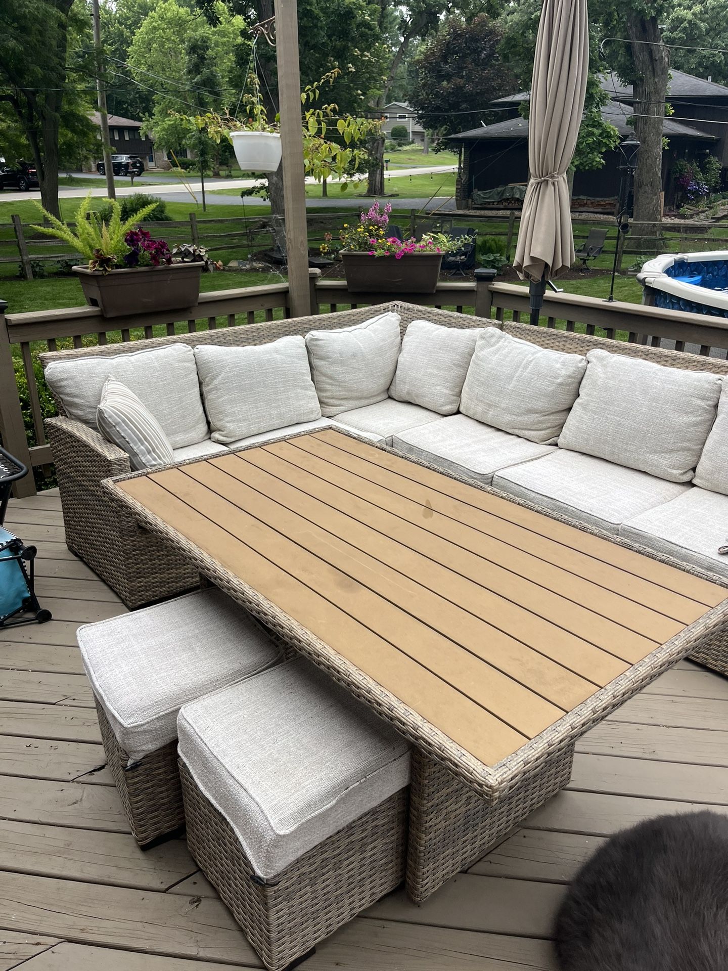 Outdoor 5pc Sectional With Table