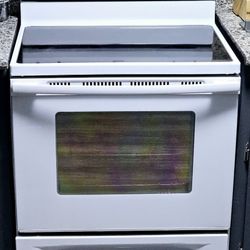 Like new White AMANA electric stove, 30" excellent condition, 220 volts, 4 elements, works perfectly, you can come and see it connected and working, 