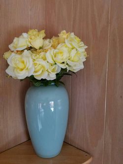Decor Vase with flowers very very good condition like new
