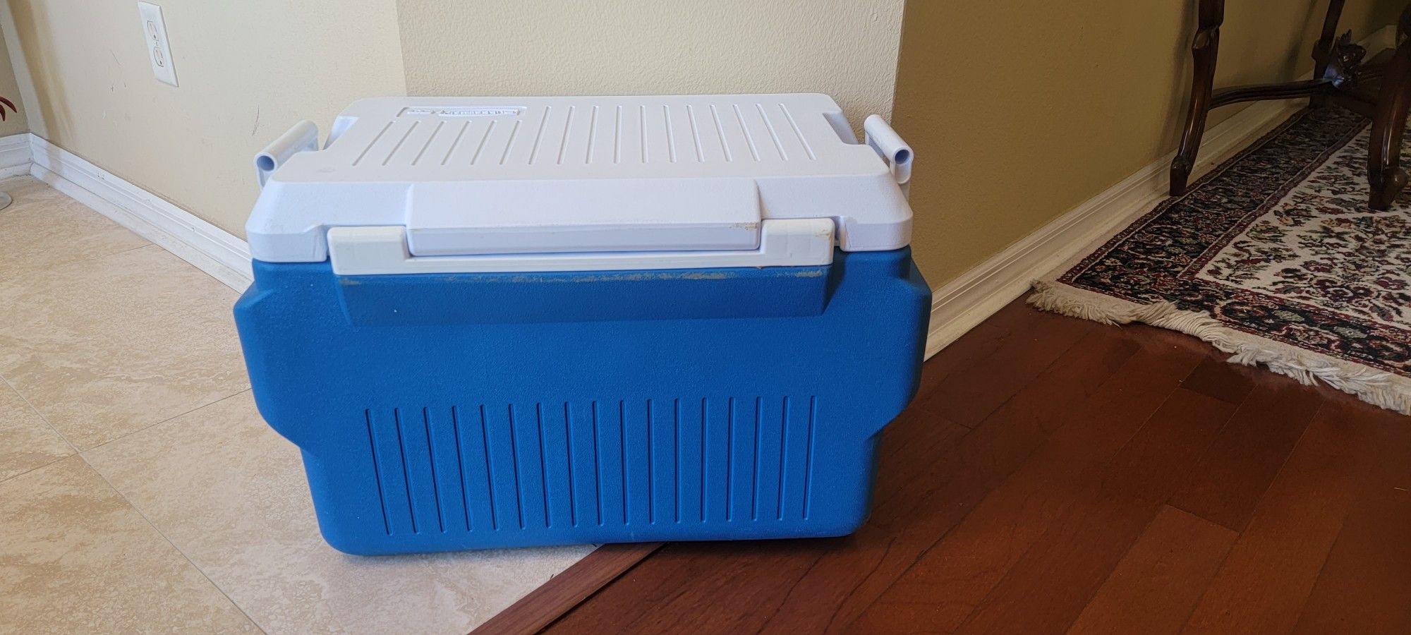RUBBERMAID COOLER 