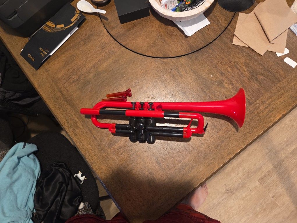 Student P trumpet, Red/black.