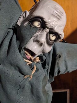 Animated Hanging Halloween Zombie / Prisoner Prop – Shakes & Talks – 4 Ft