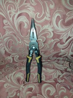 DeWALT Needle nose pilers