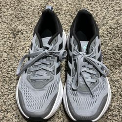 Like New Women’s Adidas Questar Running Shoes Size 8.5