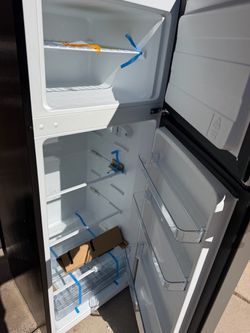 BRAND NEW WITH SMALL DENT ON DOOR I SHOW IN PHOTOS WORKS GREAT
