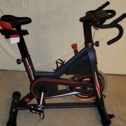 The exercise bike offers two interchangeable seats: a traditional bicycle seat and a square-shaped bicycle seat.