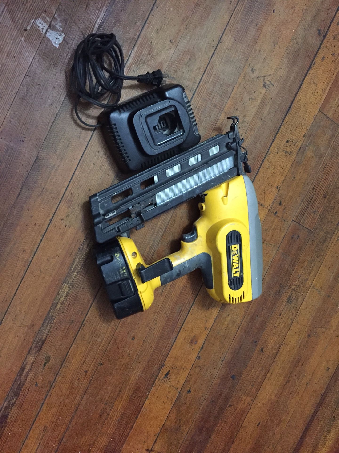 18v Dewalt finish nail gun 16gauge angle