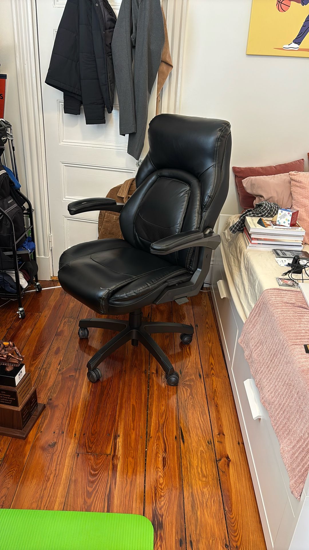 Lazboy Office Chair (pickup only)
