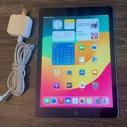 iPad 6th Gen 32GB, Wi-Fi, 9.7" screen + charger