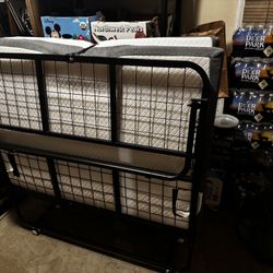 Full Size Folding Rollaway Bed -Like New