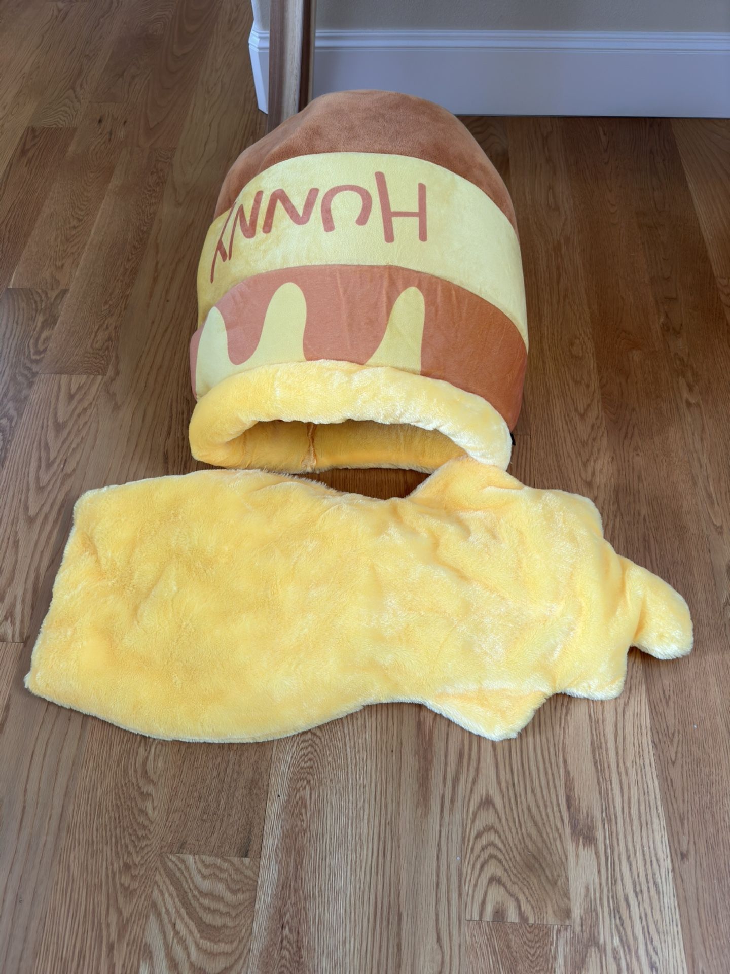 Disney Winnie Cat & Dog Bed