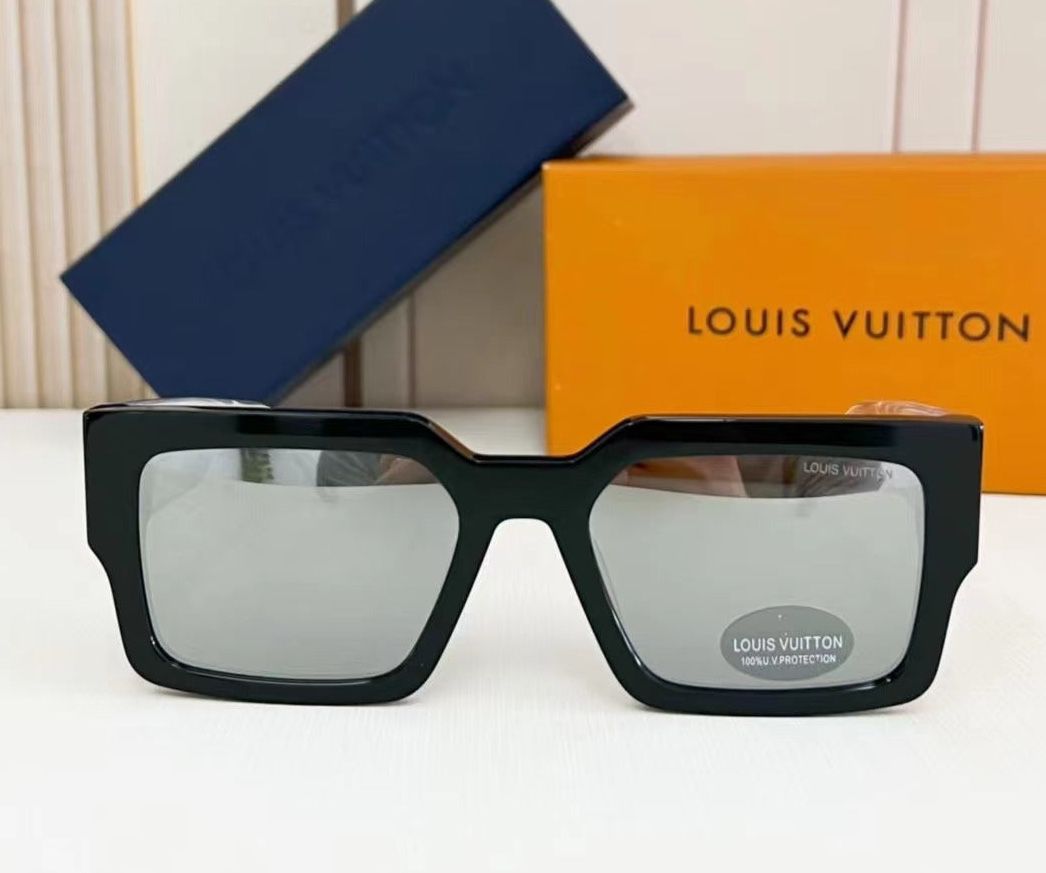 LV Clash Square Sunglasses $475.00 for Sale in Cranston, RI - OfferUp