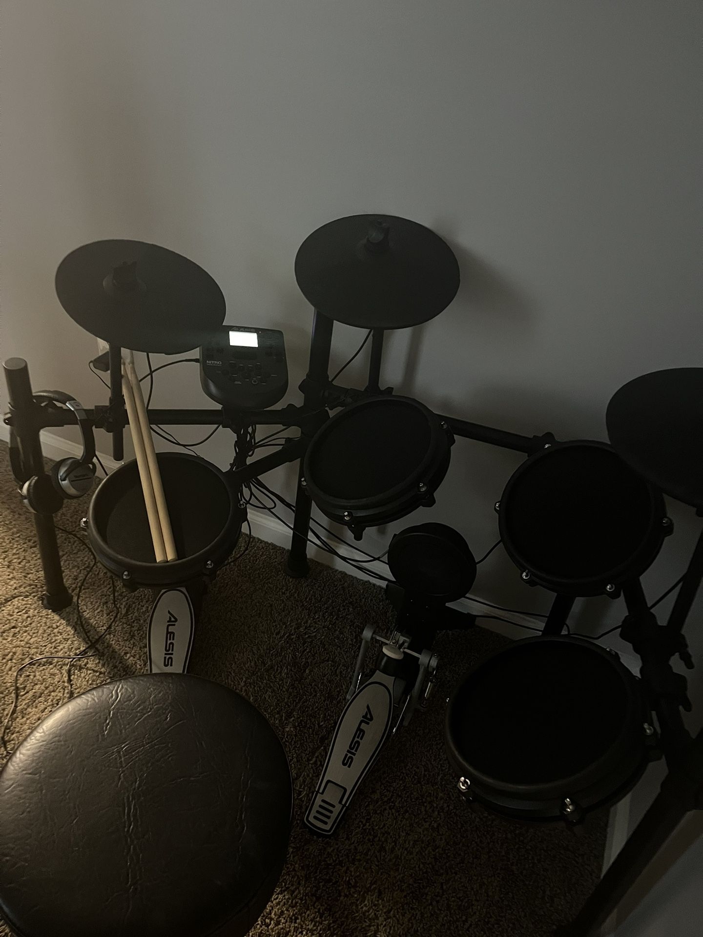 Alesis Nitro Electronic Mesh Drum Set 