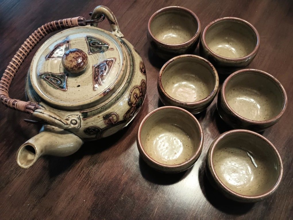 Large ceramic tea pot with 6 Cups