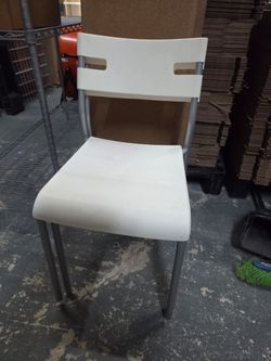 Ikea Plastic chairs - sillas