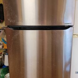 USED- LG 20.2-cu ft Top-Freezer Refrigerator ( Stainless Steel ) ENERGY STAR Certified