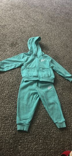 Size 3t Nike sweat suit