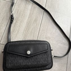 Michael Kors Women's Jet Set Medium Pocket Leather Crossbody in Black