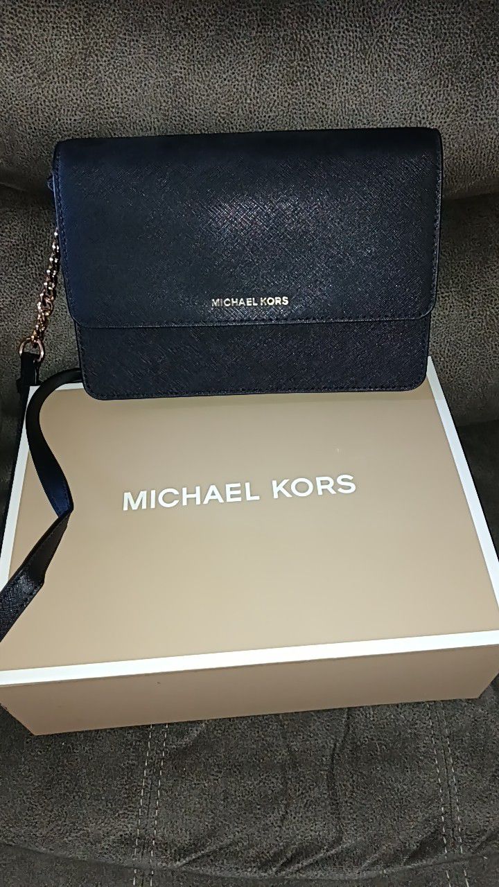 Small Michael Kors Purse Comes With Box for Sale in Phoenix, AZ - OfferUp