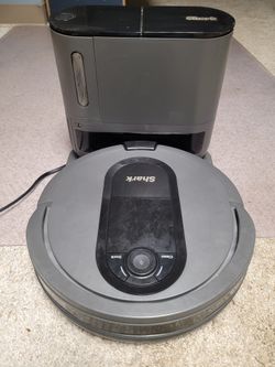 Shark AV9113S1US bagless robotic vacuum featuring a self-empty base
