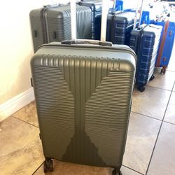 🧳 Medium Checked-In Hardshell Luggage – Dark Green 📍 Pickup: near IKEA (S. Durango / 215)  Sleek, practical, and travel-ready — perfect for short to
