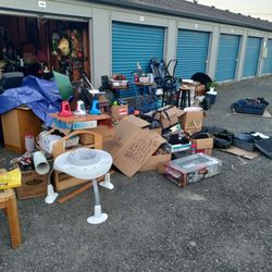 Lots of stuff for sale. (Centralia)