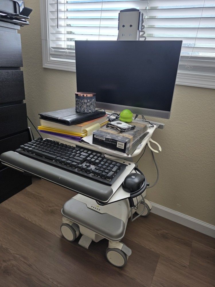 HP Eliteone G4 Touchscreen On Wheels With UPS