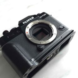 Fujifilm xt-30ii 26.1mp cmos 4 sensor + 27mm f2.8 with filter hood LOW shutter count
