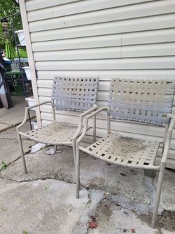 🪑2 Outdoor Chairs  ,,,
🪑
