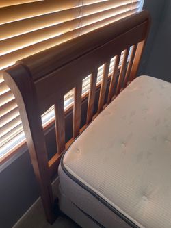 Twin bed frame/box spring/mattress