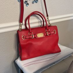 Hermosa Bolsa MICHAEL KORS EST . 1981 Es pura piel. Le estoy dando $120