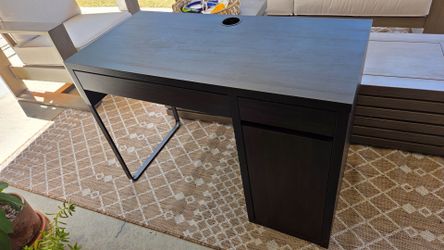 IKEA MICKE  Desk (Nearly New)