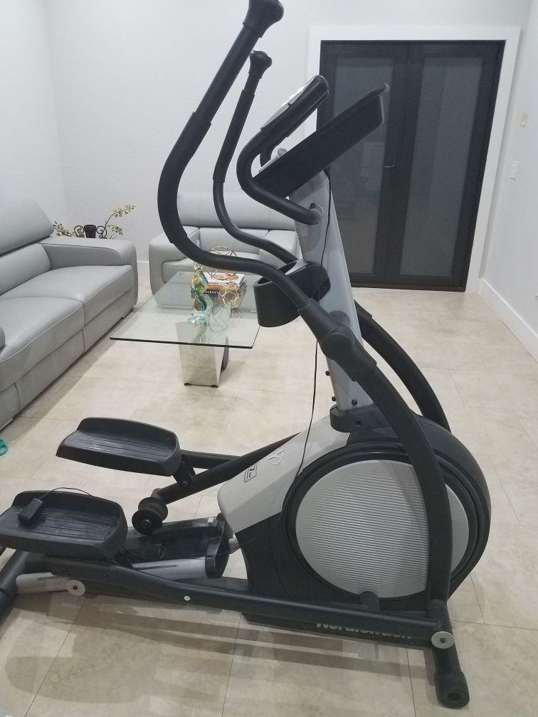 Nordictrack E7 SV Front drive Elliptical Machine for Sale in Miami, FL