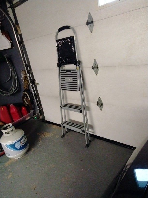 Folding 3-Step Ladder
