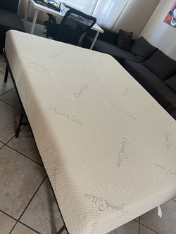 Like New Queen Bed 