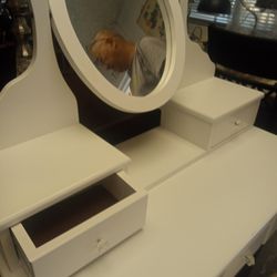 VANITY'S WHITE/BLACK /STOOL