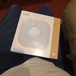 Google Nest Protect Wired - Smart Smoke Detector with 1 Year Replace Date