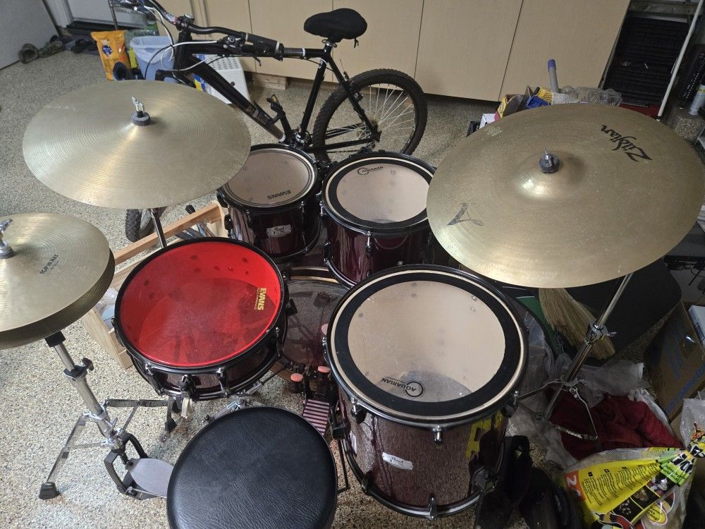FULL DRUM SET KIT - PEARL EXPORT WITH STANDS AND CYMBALS