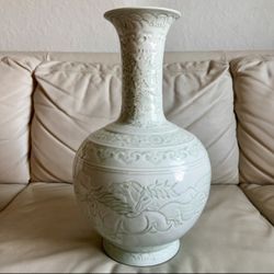 Elegant Chinese Celadon Vase Porcelain Horse Pattern Embossed Bottle Vase 