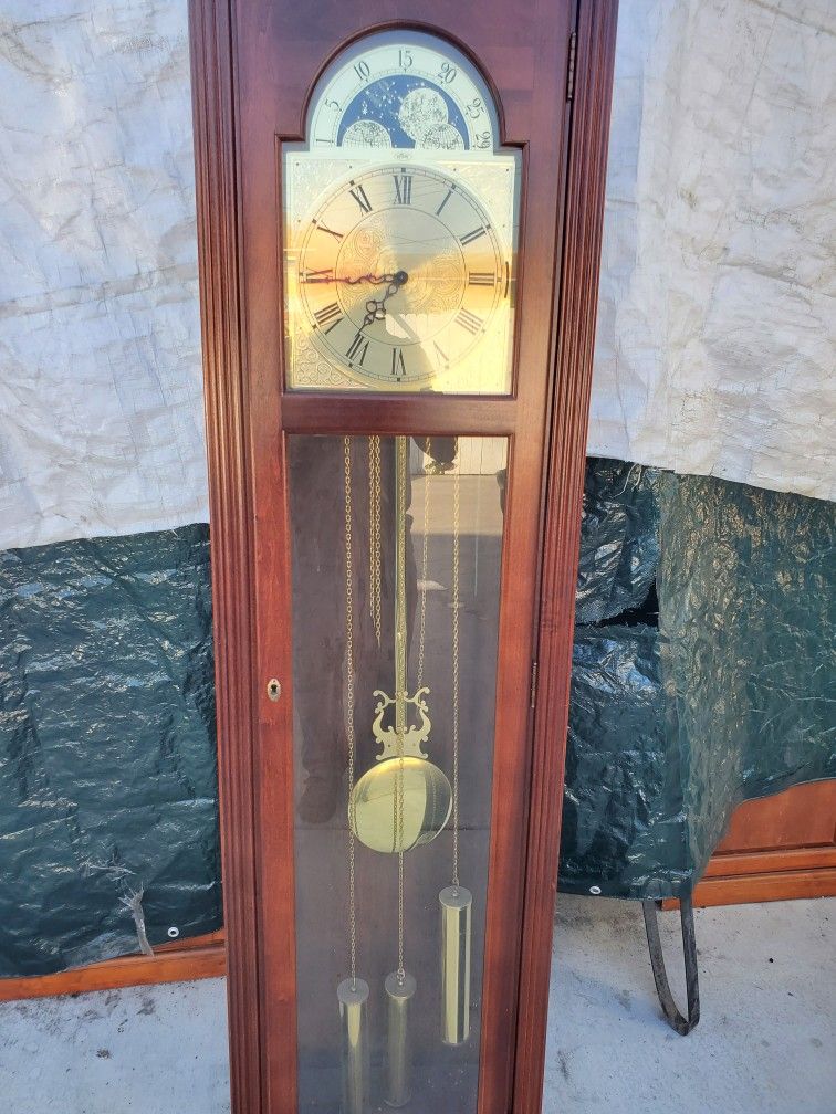 Un Reloj Para Su Sala Listo Para Reparacion