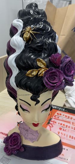 Bride. Of Frankenstein statue