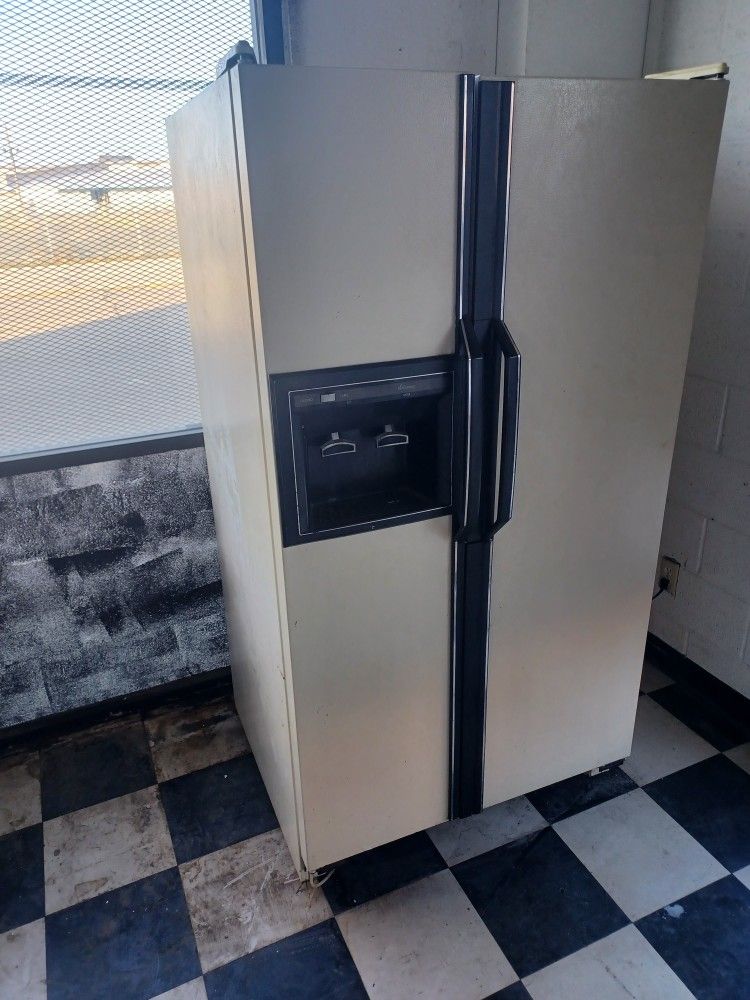 Older Amana Refrigerator Works Great Both Freezer And Refrigerator Great For Garage Or Shop. We Know How The Older Stuff Holds Up Better Than The New 
