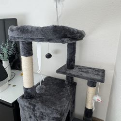 Large Cat Tree – Excellent Condition 🐾