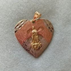 Gold Plated Pendant/Dije De Corazon Con Imagen De La Virgen De Oro Laminado 