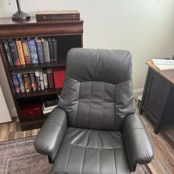 Comfortable Reclining Reading Chair – Excellent Condition