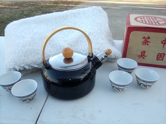 Very Nice Tea Set From China With 6 Cups.