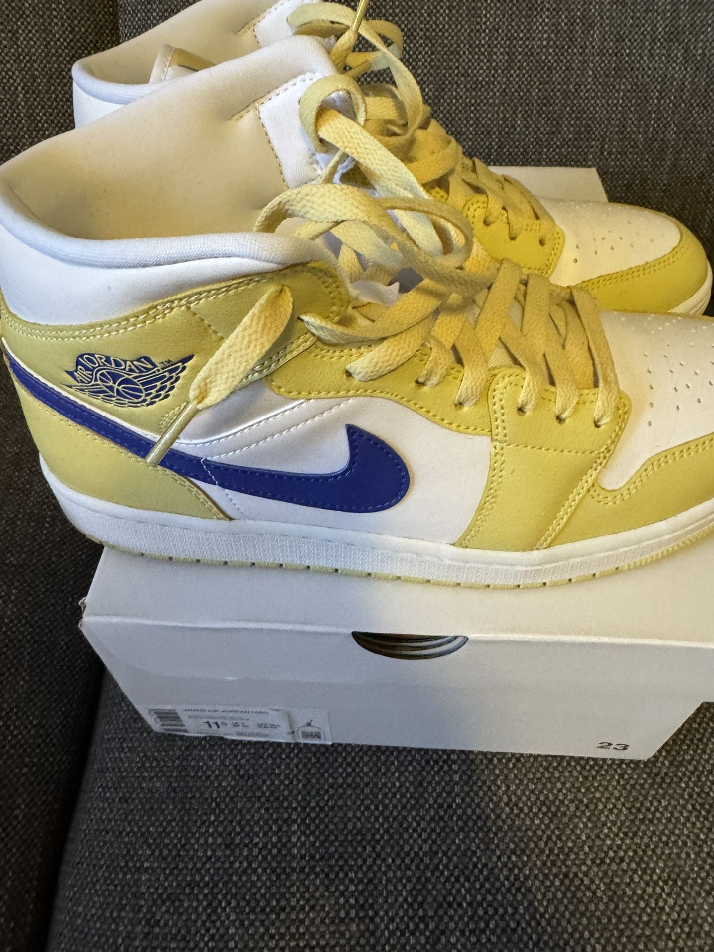 Air Jordan 1 Mid Men’s Or Women’s. Women’s 11.5. Men’s Size 10