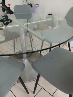 Glass round table good condition 54”